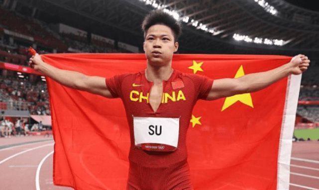 陈泽楷此时也有些纳闷，说：我跟您姑姑也没什么接触，不知道她为什么忽然给我打电话，我先接一下。